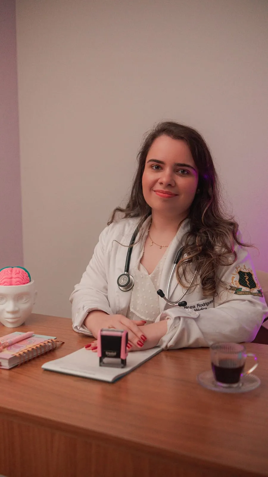 Dra. Bruna Campos, médica pós-graduada em Psiquiatria e psicanalista, em seu consultório no Recreio dos Bandeirantes