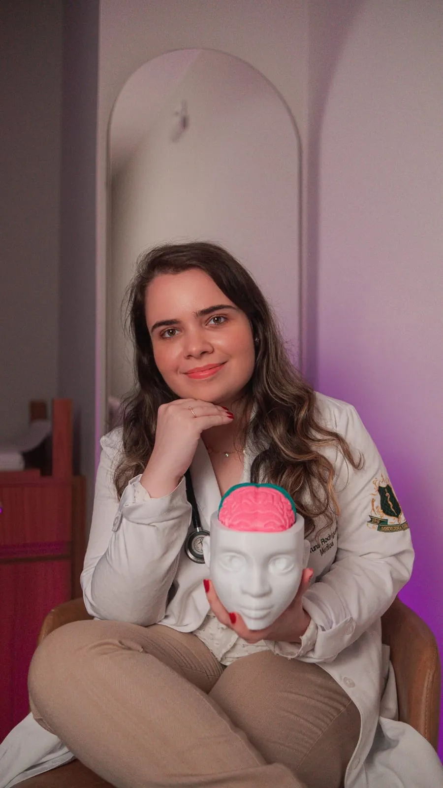 Dra. Bruna Campos em seu consultório de Psiquiatria