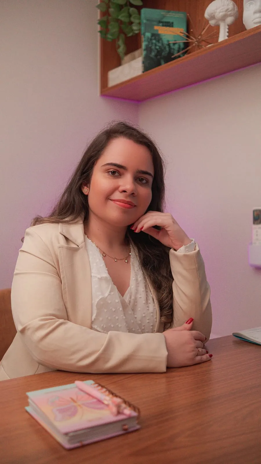 Dra. Bruna Campos em seu consultório acolhedor no Recreio dos Bandeirantes